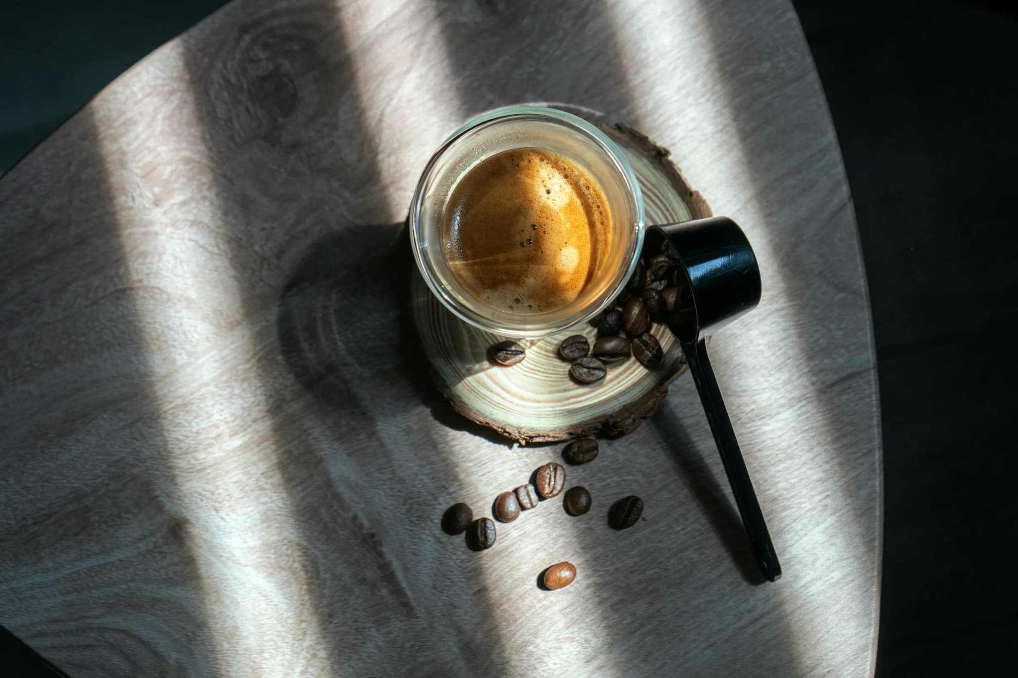 Waarom ruikt koffie beter dan het soms smaakt? De wetenschap achter aroma